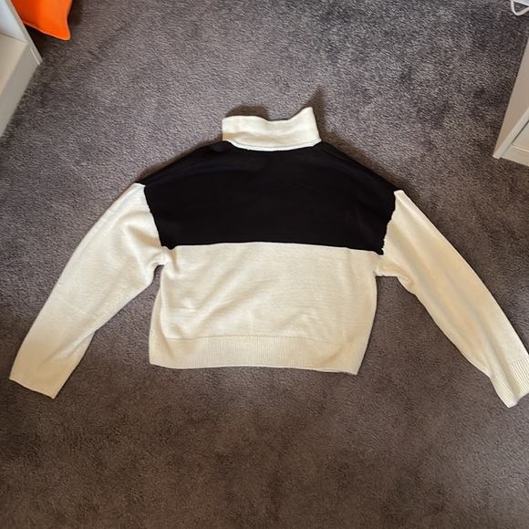 Divided H&M Black and White Sweater With Collar Size Medium - Picture 4 of 4